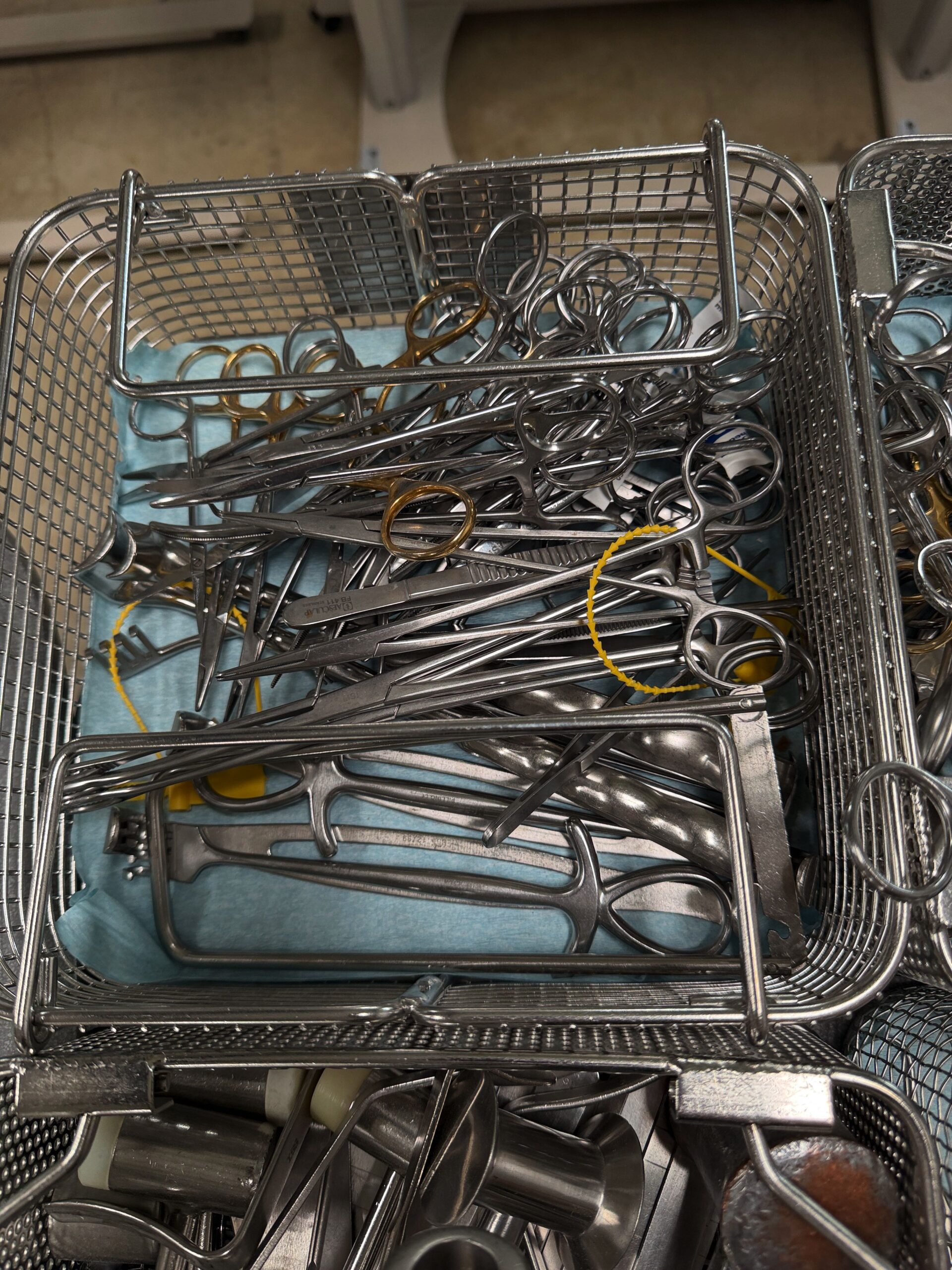 20  Mixed Surgical Instruments Tray - Image 1