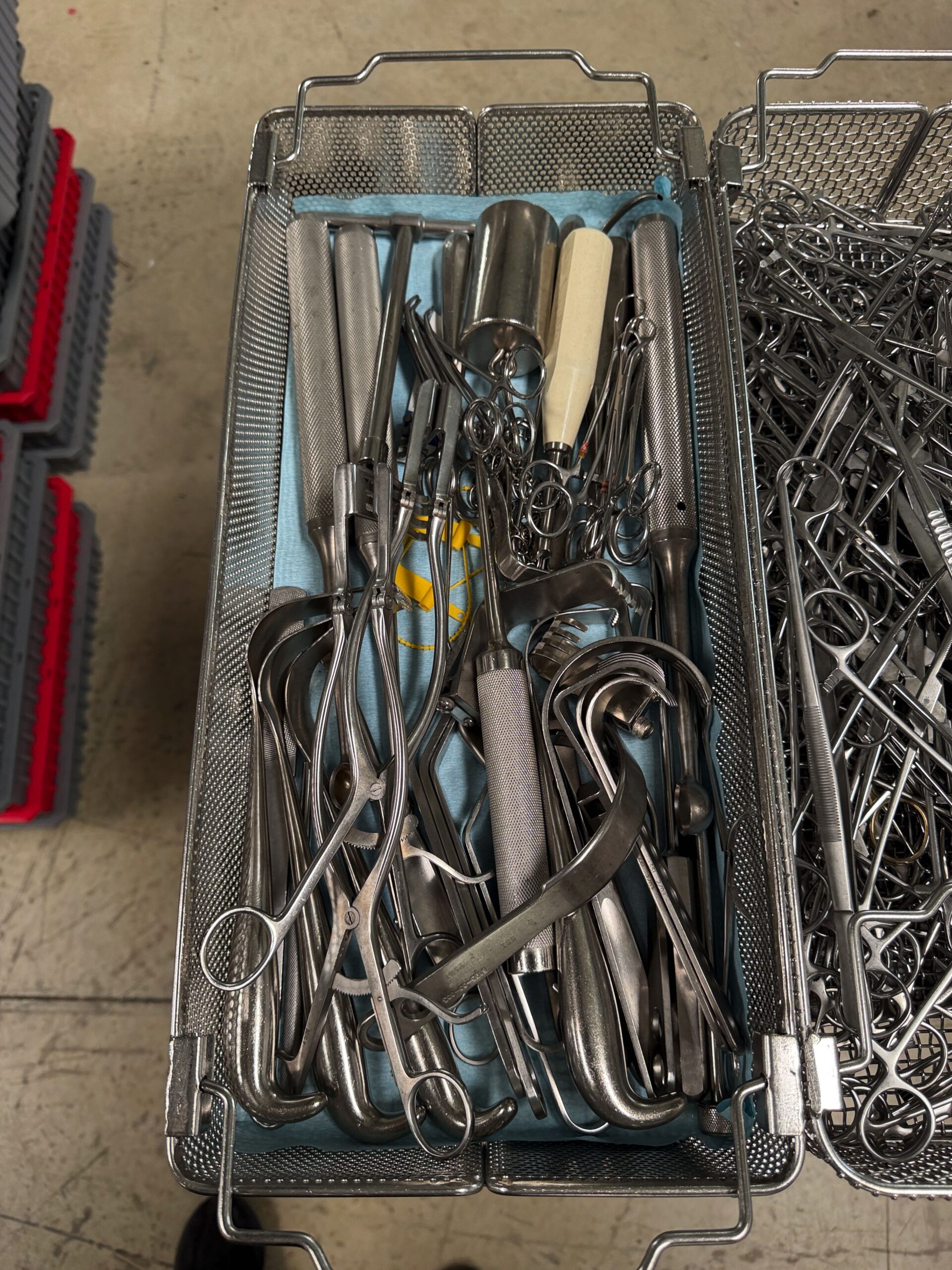 30  Mixed Surgical Instruments Tray - Image 1